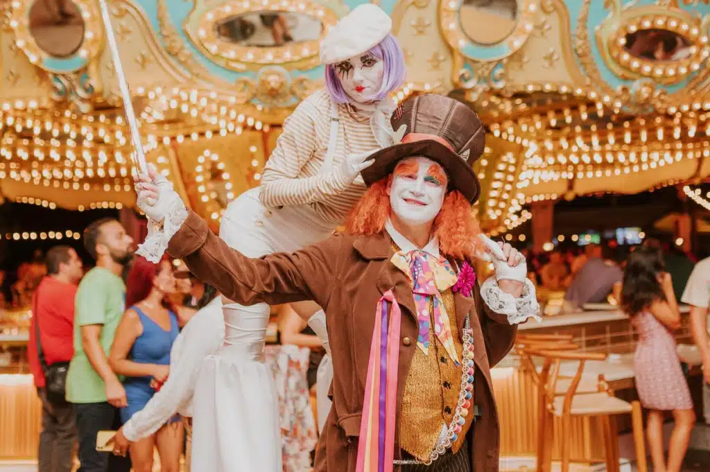 CIRCUS COSTUME PERFORMERS