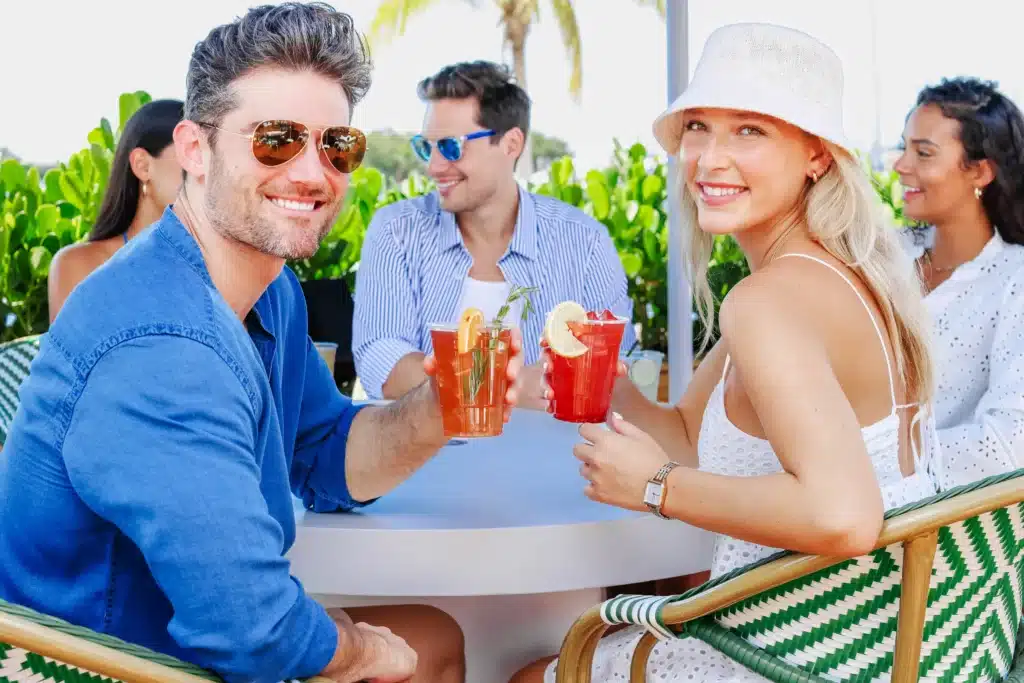 PEOPLE DRINKING